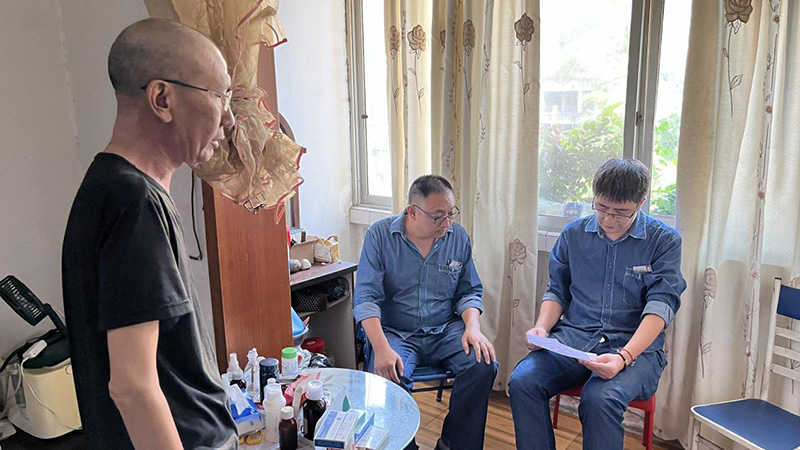 弘旭工會(huì)領(lǐng)導(dǎo)帶隊(duì)慰問(wèn)因病致困員工(圖1) 弘旭工會(huì)領(lǐng)導(dǎo)帶隊(duì)慰問(wèn)因病致困員工(圖1)