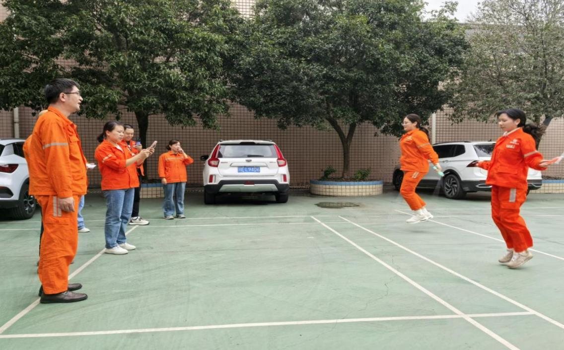 光芒四射，繩彩飛揚(yáng) ——弘旭公司工會(huì)開(kāi)展秋季跳繩活動(dòng)(圖1)