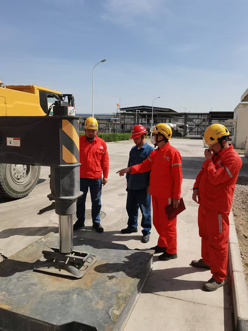 弘旭公司副總經(jīng)理石強(qiáng)赴寧夏和寧維保項(xiàng)目部開(kāi)展督導(dǎo)工作(圖1) 弘旭公司副總經(jīng)理石強(qiáng)赴寧夏和寧維保項(xiàng)目部開(kāi)展督導(dǎo)工作(圖1)