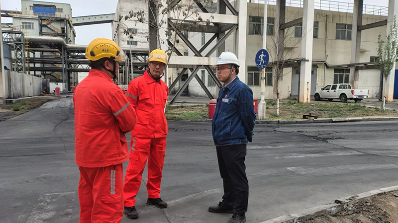 弘旭公司副總經(jīng)理石強(qiáng)赴寧夏和寧維保項(xiàng)目部開(kāi)展督導(dǎo)工作(圖2) 弘旭公司副總經(jīng)理石強(qiáng)赴寧夏和寧維保項(xiàng)目部開(kāi)展督導(dǎo)工作(圖2)