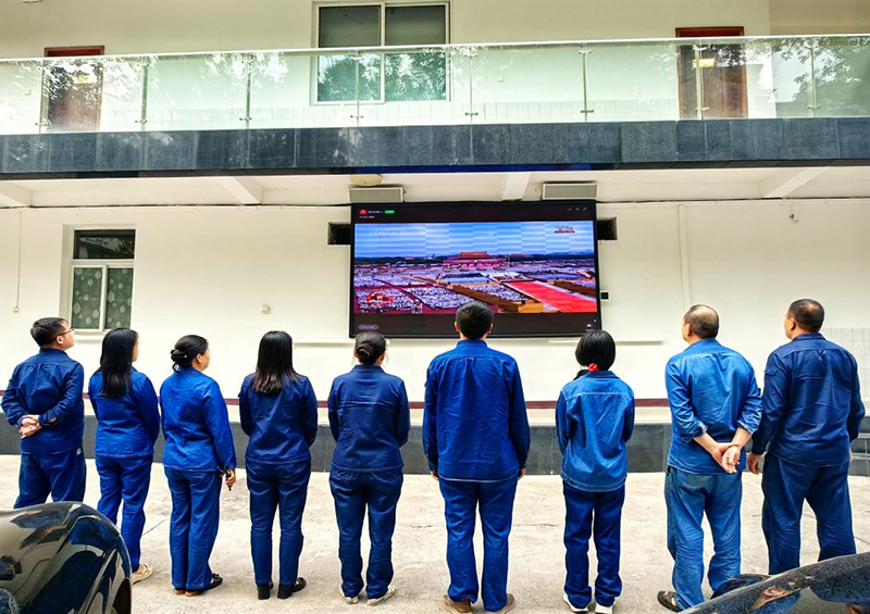  弘旭公司組織觀看九三閱兵式，激發(fā)愛國熱情(圖2)